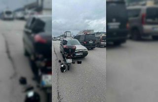 Ters şeride giren otomobil motosiklete çarptı:...