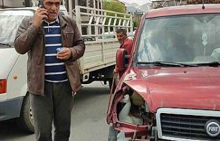 Ters yöne giren yabancı plakalı otomobil kazaya...