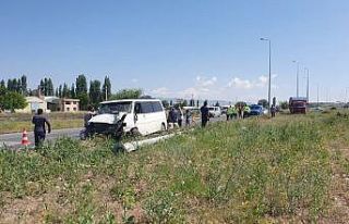 Ticari araç ile kamyon çarpıştı: 1 ölü, 14...