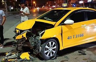 Ticari taksi ile otomobil kavşakta çarpıştı:...