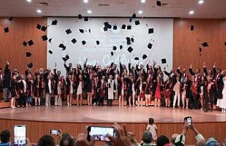 Tıp fakültesinden 60 öğrenci mezuniyet coşkusunu...