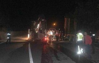 Tır bariyerlere çarptı, taşıdığı iş makineleri...