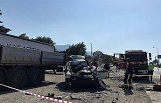 Tıra saplanan aracın sürücüsü direksiyonda kalp...