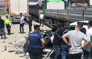 Tıra saplanan aracın sürücüsü feci şekilde...