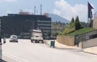 Tırdan kayan sıfır SUV araç, park halindeki otomobillere...