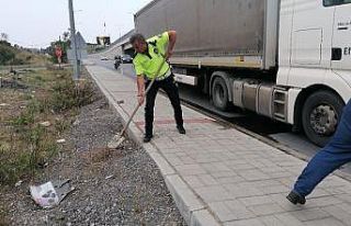Tırdan yola saçılan yakıta trafik polisi kürekle...
