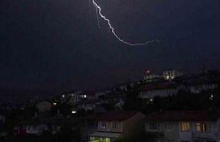 Tokat’ta geceyi şimşekler aydınlattı