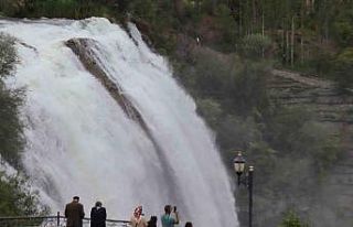 Tortum Şelalesi’nden nefes kesen görüntüler
