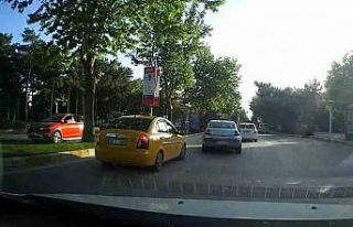 Trafiği tehlikeye atarak şerit değiştiren sürücü...