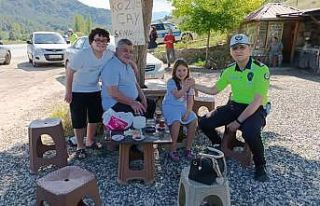 Trafik ekiplerinden sürücülere çay molası