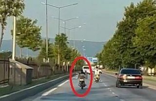 Trafikte tehlikeli yolculuk kameraya yansıdı: Yüzüstü...