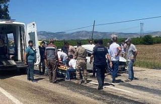 Traktör ve otomobil çarpıştı: 3 yaralı