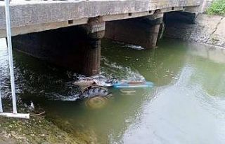 Traktörle sulama kanalına düşen genç hayatını...