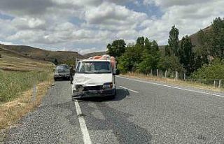 Transit ile pikap çarpıştı: 2 yaralı