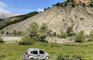 Tunceli’de hafif ticari araç şarampole devrildi:...