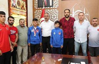 Turnuvadan başarıyla dönen sporculara altın hediyesi