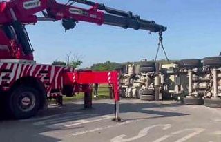 Tuzla’da hafriyat kamyonu devrildi, vatandaşlar...