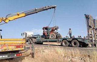 Uçuruma yuvarlanan traktör vinçle çıkartıldı