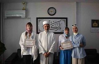 Ukrayna uyruklu anne ve kızı Müslüman oldu