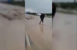 Ulaşıma sel engeli: Kayseri-Niğde karayolu sel...