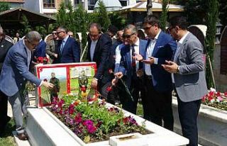 Uşak’ta arife günü şehitler mezarı başında...