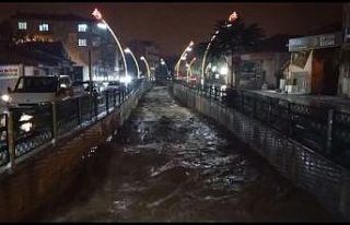 Uşak’ta çay taştı, kenti sel vurdu