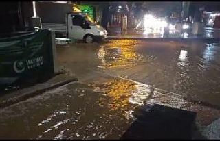 Uşak’ta sağanak ve dolu: Ev ve iş yerlerini su...
