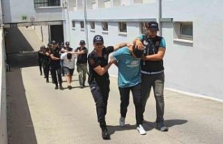 Uyuşturucu sattığı öne sürülen 5 zanlı tutuklandı