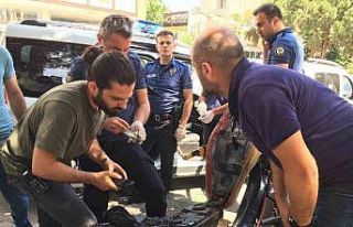 Üzerinde uyuşturucu çıkan gençlerle gazeteciler...