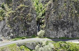 Üzerinden yol geçen şelale yolculuk yapanların...