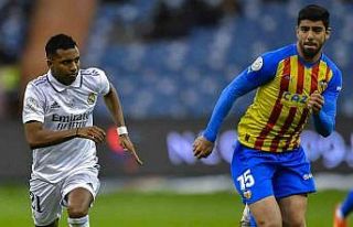 Valencia, Cenk Özkacar’ın bonservisinin alındığını...