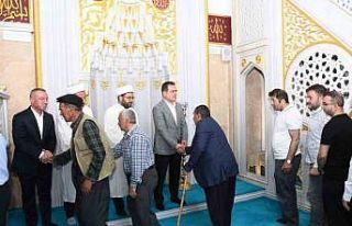 Vali Akbıyık vatandaşlarla bayramlaştı