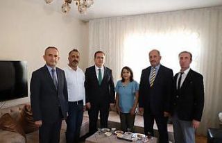 Vali Akbıyık’tan minik kıza ziyaret