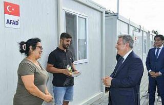 Vali Elban, depremzedeler ile bayramlaştı