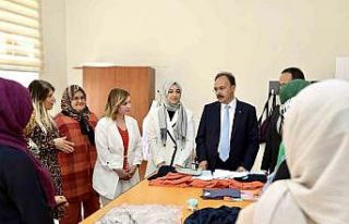 Vali Kızılkaya, kursiyerler ile bir araya geldi