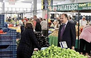 Vali Kızılkaya, pazarda vatandaşlar ile bir araya...