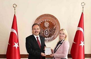 Vali Kızılkaya, Türk Kızılay’ı Bilecik Şube’sine...