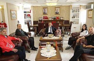 Vali Taşbilek, Dünya Şampiyonu Feyzanur’u makamında...