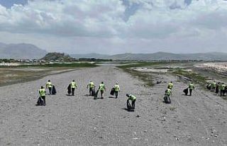 Van Gölü sahilinde çevre temizliği