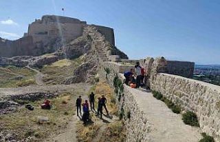 Van Kalesi’nden düşüp ayağı kırıldı, ekipler...