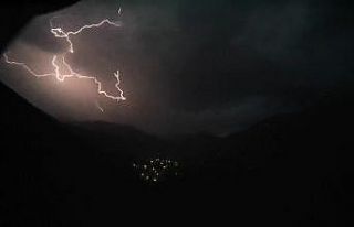 Van’da şimşekler geceyi aydınlattı