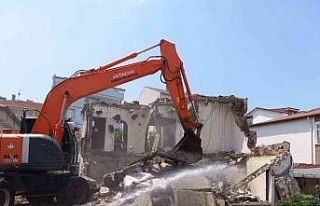 Vatandaşın güvenliği için metruk binalar yıkılıyor