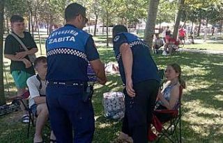 Vatandaşlara çikolata ikramı