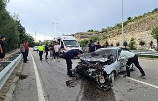 Virajı alamayınca bariyerlere çarptı: 3 yaralı