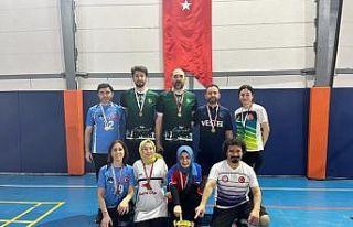 Voleybol turnuvasında Barbaros Kutlutaş Ortaokulu...