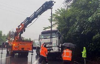 Yağış otoyolda kazayı beraberinde getirdi, uzun...