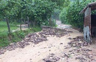 Yağış sonrası mahalle yolu ulaşıma kapandı