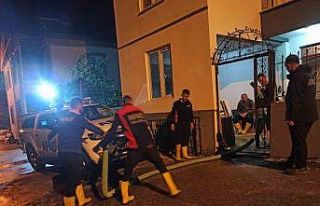 Yağışlar nedeniyle rögarlar tıkanınca evleri...