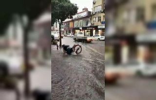 Yağmurlu havada bisikletinin hazin sonu kamerada