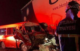 Yalova’da çekiciye bağlı römorkla minibüs çarpıştı:...